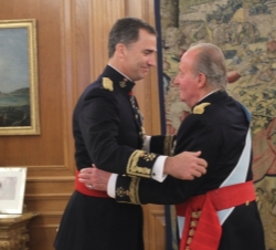 Su Majestad el Rey recibe un abrazo de Su Majestad el Rey Don Juan Carlos, tras la imposición de la faja de capitán general